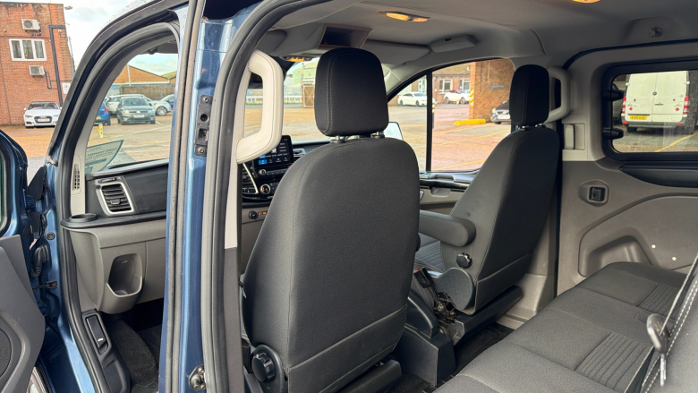 Ford Transit Custom 300 L2 Diesel Fwd 2.0 EcoBlue 130ps Low Roof D/Cab Limited Van